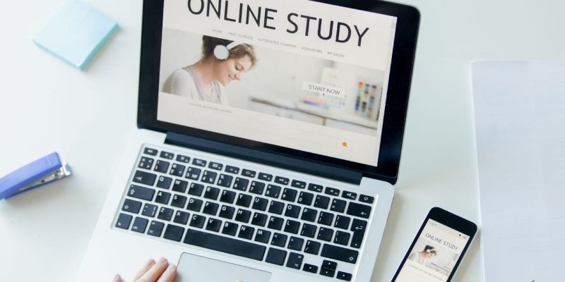 Học trực tuyến có những thuận lợi và khó khăn gì với ngành giáo dục?
